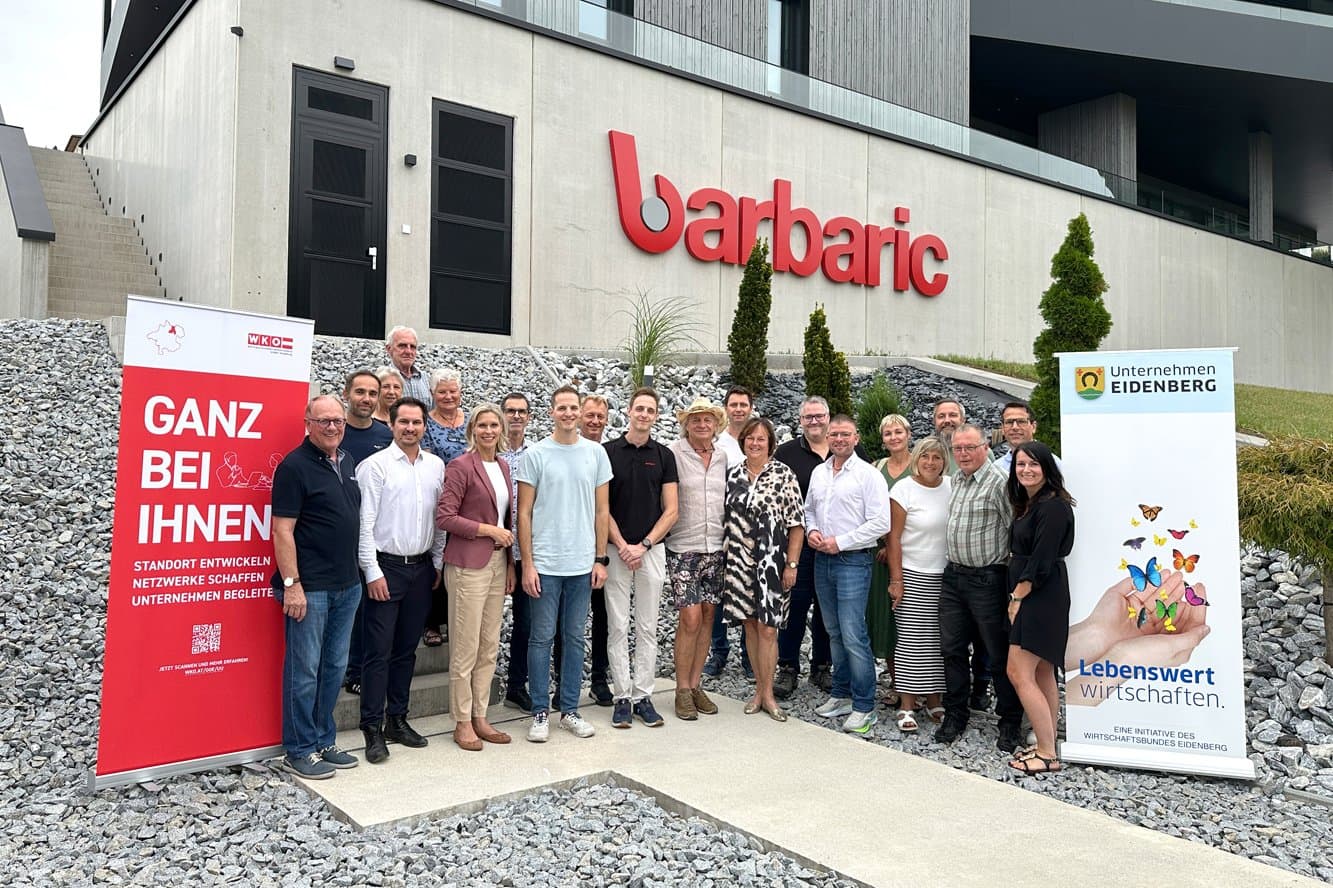 Gruppenfoto der Besucherinnen und Besucher vor dem Barbaric-Firmengebäude in Eidenberg