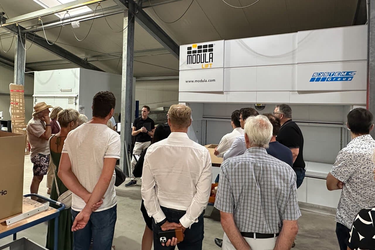 Führung beim Paternosterlager in der Produktion