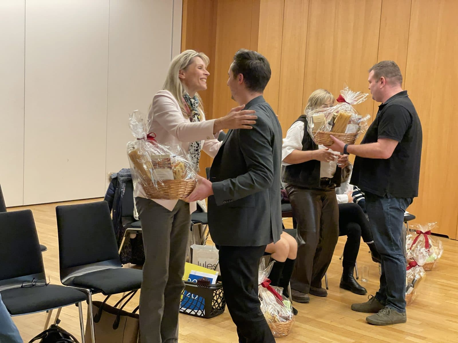 Überreichung von Geschenkkörben bei der Jahreshauptversammlung