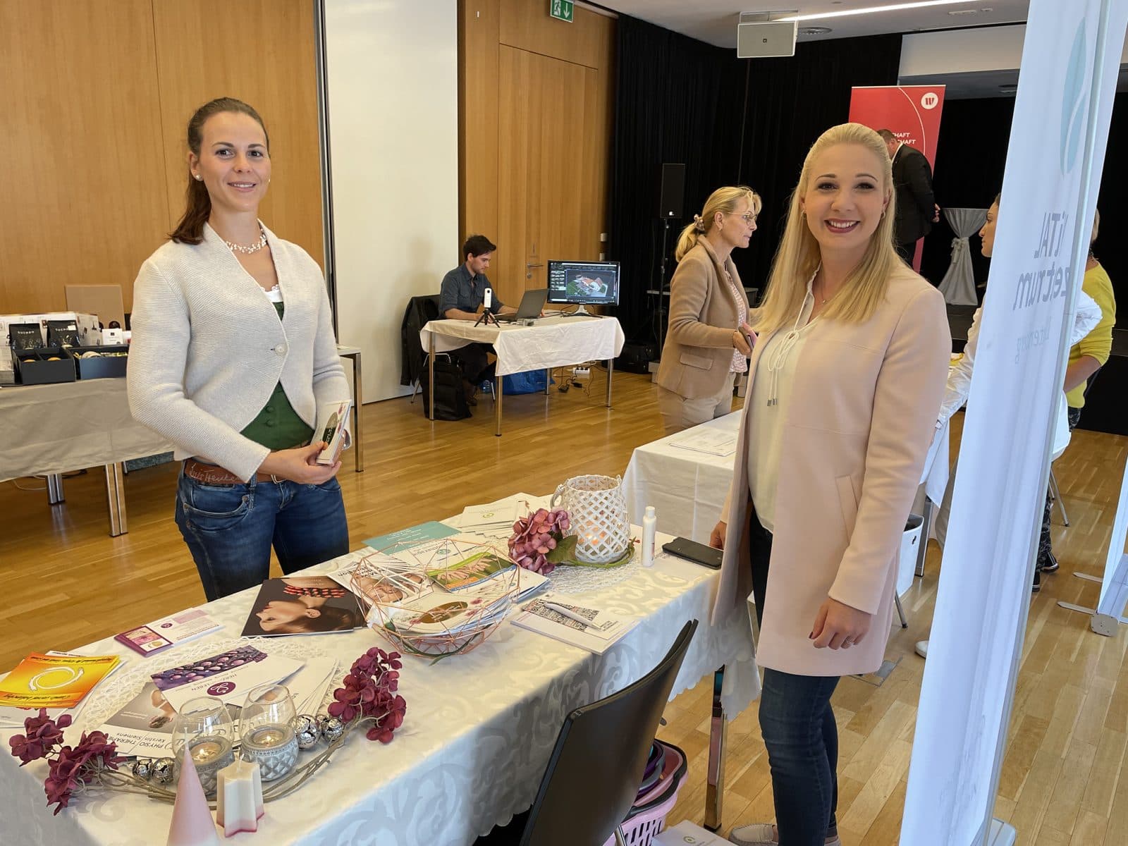 Ausstellerinnen an einem Messestand der Lichtenberger Ortsmesse