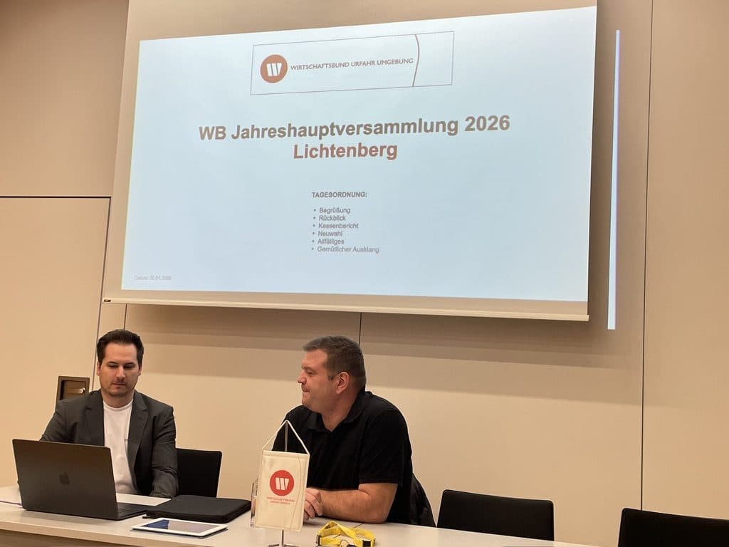 Mario Merwald und Dominik Sachsenhofer am Podium der Jahreshauptversammlung 2026