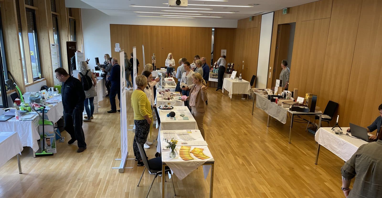 Messestände im Gemeindezentrum Lichtenberg