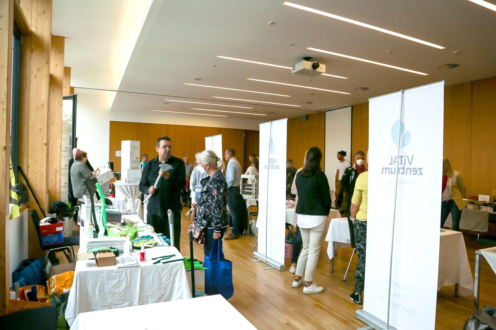 Besucherinnen und Besucher der Ortsmesse